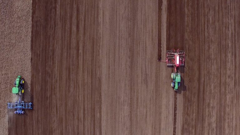 How Much Oil Does a John Deere 5400 Hold?